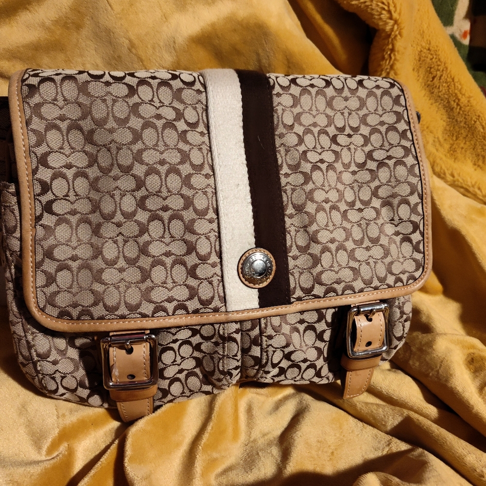 Beautiful Coach F70182 Voyager signature messenger bag. Great for travel